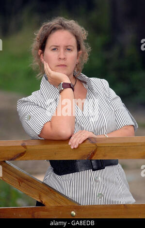 Une photo non publiée de 24/8 2007 de l'enseignante Antoinette Lyons, chez elle à Bourn, Cambridgeshire, qui a été molestée par son beau-père en tant qu'enfant, a parlé aujourd'hui de sa colère face à la vente de ses livres aux écoles. Banque D'Images