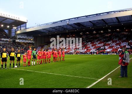 Football - UEFA Champions League - quart de finale - première étape - Liverpool / Bayern Leverkusen.L'équipe de Liverpool s'équipe avant le match Banque D'Images