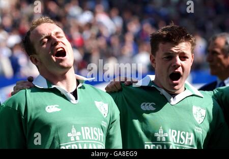 Rugby Union - Lloyds TSB six Nations Championship - France / Irlande.Dennis Hickie et Brian O'Driscoll d'Irlande chantent leur hymne national avec le gousto avant de faire face à la France Banque D'Images