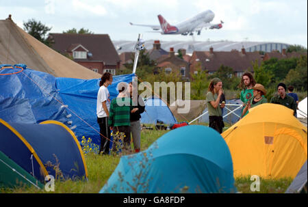 Des manifestants contre une troisième piste à l'aéroport d'Heathrow établissent leur site. Banque D'Images