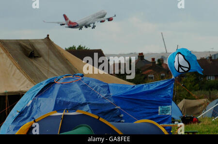 Les manifestants contre une troisième piste à l'aéroport d'Heathrow établissent leur camp de protestation avant une journée d'action prévue dimanche prochain contre les "causes profondes" du changement climatique. Banque D'Images