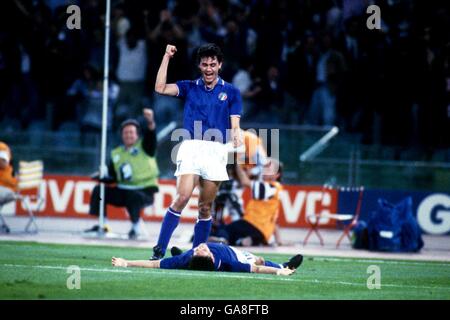 Football - coupe du monde Italia 90 - Groupe A - Italie contre Tchécoslovaquie.Roberto Baggio, en Italie, est à plat après avoir inscrit un superbe but individuel, comme le coéquipier Paolo Maldini le félicite Banque D'Images