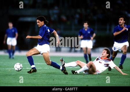 Football - coupe du monde Italia 90 - Groupe A - Italie contre Tchécoslovaquie.Roberto Baggio, un italien, serpente à travers la défense tchécoslovaque Banque D'Images