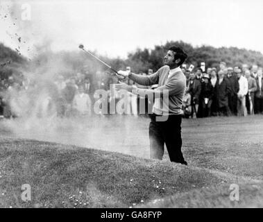 Golf - le championnat ouvert - Royal Lytham & St Annes. Bob Charles joue à partir d'un bunker Banque D'Images