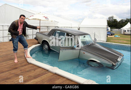 Christian O'Connell de Virgin radio est vu avec la Rolls Royce de DJ Suggs, qui a été déposé dans une piscine après que ce dernier a perdu un pari sur l'air, Chelmsford, Essex. Banque D'Images