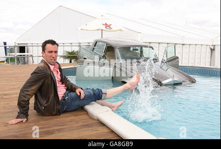 Christian O'Connell de Virgin radio est vu avec la Rolls Royce de DJ Suggs, qui a été déposé dans une piscine après que ce dernier a perdu un pari sur l'air, Chelmsford, Essex. Banque D'Images