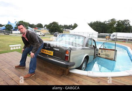 Christian O'Connell de Virgin radio est vu avec la Rolls Royce de DJ Suggs, qui a été déposé dans une piscine après que ce dernier a perdu un pari sur l'air, Chelmsford, Essex. Banque D'Images