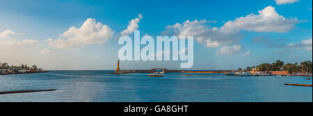 La mer et le phare de Montazah à Alexandrie, Egypte Banque D'Images