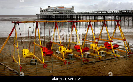 Balançoires vides sur le front de mer à Weston-Super-Mare dans Somerset Banque D'Images