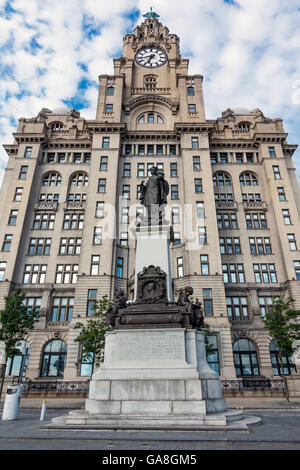 Sir Alfred Lewis Jones Memorial en face du Royal Liver Building. Statue de 'Liverpool' sur le dessus. Banque D'Images