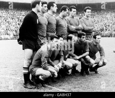 Groupe de l'équipe d'Espagne: (À l'arrière, l-r) Antoni Ramballets, Enrique Pachin, Garay, Gracia, Segarra, Verges; (à l'avant, l-r) Pereda, Martinez, Alfredo Di Stefano, Joaquim Peiro, Francisco Gento Banque D'Images