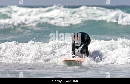 Un surfeur en action sur la plage de Fistral, Newquay. Banque D'Images