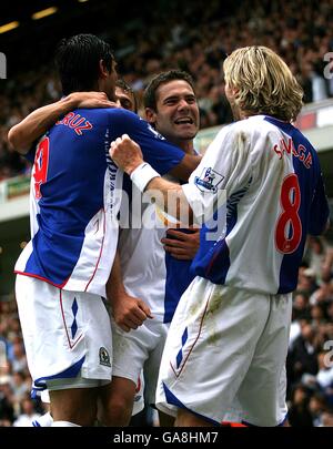 David Dunn, de Blackburn Rovers, célèbre son but égalisateur avec Coéquipiers Robbie Savage (r) et Roque Santa Cruz (l) Banque D'Images