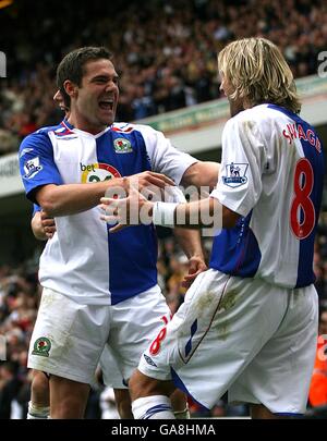 Soccer - Barclays Premier League - Blackburn Rovers / Arsenal - Ewood Park.David Dunn, de Blackburn Rovers, célèbre son objectif d'égalisation avec son coéquipier Robbie Savage (r) Banque D'Images