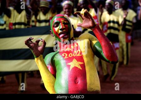 Football - coupe des nations africaines Mali 2002 - Groupe C - Cameroun / RD Congo. Un fan camerounais peint dans les couleurs nationales Banque D'Images