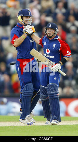 Ian Bell, en Angleterre, célèbre sa jeune fille d'un jour avec Kevin Pietersen (à gauche) lors du match de la série NatWest au Rose Bowl, à Southampton. Banque D'Images