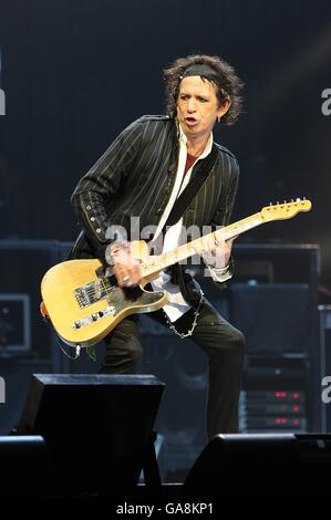 Keith Richards sur scène pendant les Rolling Stones en concert à l'O2 Arena de Greenwich, au sud-est de Londres. Banque D'Images