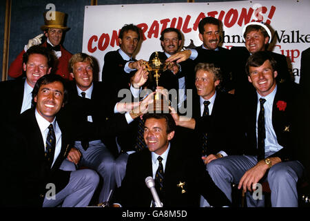 L'équipe européenne pose avec la Ryder Cup à l'aéroport de Heathrow à leur retour en Angleterre: (Retour, l-r) Jose Rivero, Gordon Brand Jr, Sam Torrance, Ian Woosnam; (moyen, l-r) Eamonn Darcy, Howard Clark, José Maria Olazabal (caché), Bernhard Langer, Nick Faldo; (avant, l-r) Severiano Ballesteros, capitaine Tony Jacklin Banque D'Images