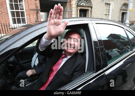 Pat Rabbitte déchaîne d'une voiture après qu'il ait pris la tête du Parti travailliste lors d'une conférence de presse à la RHA Gallery de Dublin. Le vice-président Liz McManus agira à titre de chef adjoint par intérim jusqu'à ce qu'un nouveau soit voté. Banque D'Images