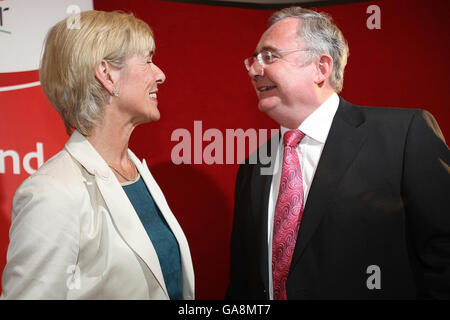 Pat Rabbitte en photo avec Liz McManus, qui agira en tant que leader adjoint jusqu'à ce qu'un nouveau soit voté, après que M. Rabbitte ait quitté le poste de dirigeant du Parti travailliste lors d'une conférence de presse à la Galerie RHA de Dublin. Banque D'Images