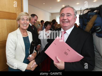 Pat Rabbitte en photo avec Liz McManus, qui agira en tant que leader adjoint jusqu'à ce qu'un nouveau soit voté après que M. Rabbitte ait quitté le poste de dirigeant du Parti travailliste lors d'une conférence de presse à la Galerie RHA de Dublin. Banque D'Images