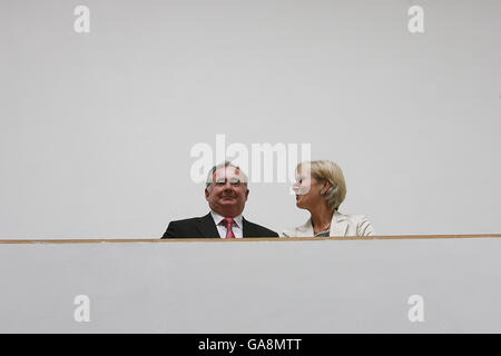 Pat Rabbitte en photo avec Liz McManus, qui agira en tant que leader adjoint jusqu'à ce qu'un nouveau soit voté, après que M. Rabbitte ait quitté le poste de dirigeant du Parti travailliste lors d'une conférence de presse à la Galerie RHA de Dublin. Banque D'Images