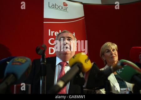 Pat Rabbitte en photo avec Liz McManus, qui agira en tant que leader adjoint jusqu'à ce qu'un nouveau soit voté, après que M. Rabbitte ait quitté le poste de dirigeant du Parti travailliste lors d'une conférence de presse à la Galerie RHA de Dublin. Banque D'Images