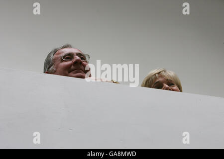 Pat Rabbitte en photo avec Liz McManus, qui agira en tant que leader adjoint jusqu'à ce qu'un nouveau soit voté, après que M. Rabbitte ait quitté le poste de dirigeant du Parti travailliste lors d'une conférence de presse à la Galerie RHA de Dublin. Banque D'Images