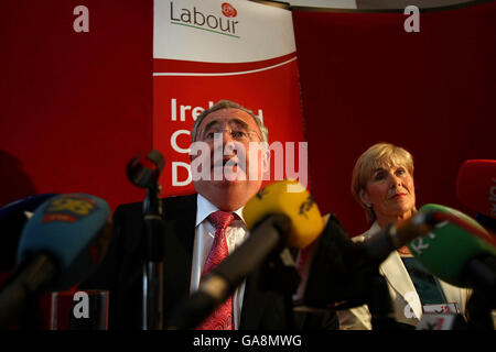 Pat Rabbitte en photo avec Liz McManus, qui agira en tant que leader adjoint jusqu'à ce qu'un nouveau soit voté, après que M. Rabbitte ait quitté le poste de dirigeant du Parti travailliste lors d'une conférence de presse à la Galerie RHA de Dublin. Banque D'Images