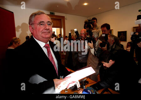 Pat Rabbitte se déprésente comme chef du Parti travailliste lors d'une conférence de presse à la RHA Gallery de Dublin.Le vice-président Liz McManus agira à titre de chef adjoint par intérim jusqu'à ce qu'un nouveau soit voté. Banque D'Images