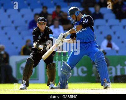 Le capitaine de l'Angleterre Nasser Hussain en action sur son chemin vers 50 comme le gardien de cricket de Nouvelle-Zélande Chris Nevin regarde dessus. Banque D'Images