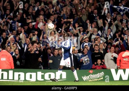 Football - coupe de Worthington - finale - Tottenham Hotspur / Blackburn Rovers. Blackburn Rovers Andy Cole célèbre la victoire. Banque D'Images