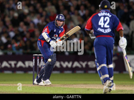 Cricket - quatrième NatWest One Day International - Angleterre / Inde - Old Trafford.Stuart Broad (à gauche) et Ravi Bopara en Angleterre font des courses pendant la quatrième internationale NatWest One Day à Old Trafford, Manchester. Banque D'Images