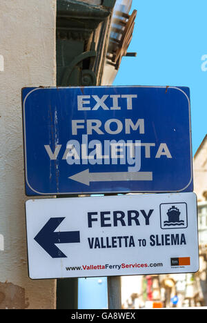 Malte, La Valette : des panneaux d'information indiquant un port de ferry dans le la capitale de Malte. Banque D'Images