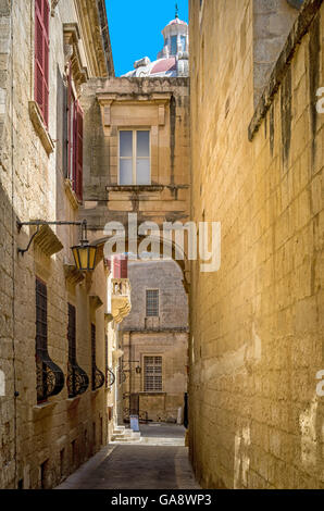 Rue calme, étroite et ombragée dans la ville silencieuse de Mdina. Banque D'Images