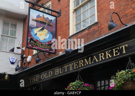 Un pub rappelle aux visiteurs que la zone à l'extérieur de la porte de la Cathédrale de Canterbury a été le marché du beurre à l'époque médiévale. Banque D'Images