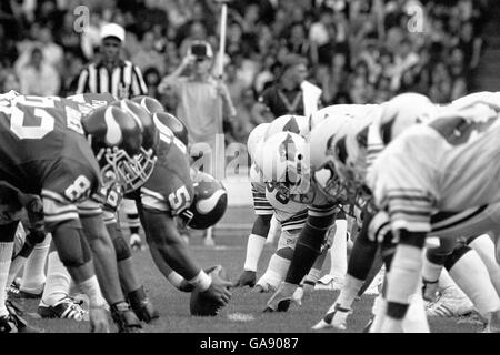 Action du match de l'American Bowl Exhibition au stade Wembley entre les Minnesota Vikings et les St. Louis Cardinals. Une foule d'environ 30,000 personnes se sont affrontées pour observer les deux équipes de la NFL en action Banque D'Images