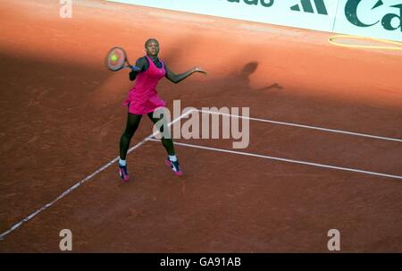 Tennis - French Open - Roland Garros.Serena Williams en action contre Sarah Pitkowski Banque D'Images