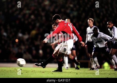 Football - FA Barclaycard Premiership - Manchester United / Tottenham Hotspur.Ruud Van Nistelrooy de Manchester United marque le deuxième but du match contre Tottenham Hotspur Banque D'Images