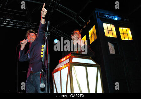 Le docteur qui l'étoile David Tennant (à gauche) se prépare à allumer les célèbres illuminations de Blackpool comme il se tient avec l'hôte de l'événement Dale Winton (à droite) à la Promenade près de la tour de Blackpool. Banque D'Images