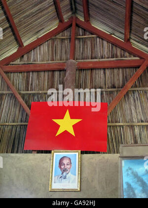 Pavillon du Vietnam et portrait de Ho Chi Minh sont affichées sur le site de tunnels de Cu Chi au Vietnam. Banque D'Images
