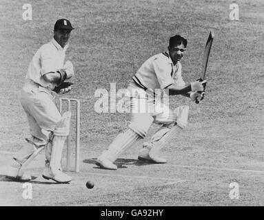 Cricket - deuxième épreuve - Angleterre / Inde - Premier jour - Lord's.Le Vinoo Mankad (r) de l'Inde détourne le ballon à travers les glissades, sous la surveillance du gardien de cricket de l'Angleterre Godfrey Evans (l) Banque D'Images