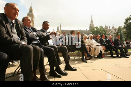 Le révérend Jesse Jackson donne un pouce aux côtés du député travailliste John Prescott, lors d'une cérémonie de dévoilement de la statue en l'honneur de Nelson Mandela sur la place du Parlement, Londres, Angleterre. Banque D'Images