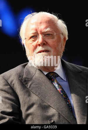 Lord Attenborough regarde pendant une cérémonie de dévoilement de la statue en l'honneur de Nelson Mandela, sur la place du Parlement, à Londres, en Angleterre. Banque D'Images