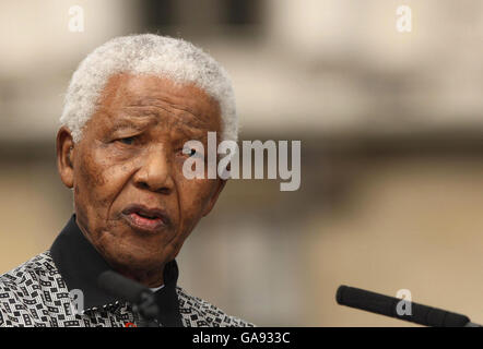 L'ancien président sud-africain Nelson Mandela prend la parole lors d'une cérémonie de dévoilement de la statue en son honneur sur la place du Parlement, à Londres, en Angleterre. Banque D'Images