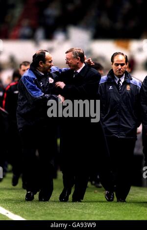 Le directeur de Manchester United, Sir Alex Ferguson, est félicité par Deportivo Javier Irureta, le directeur de la Coruna, à la fin du jeu Banque D'Images