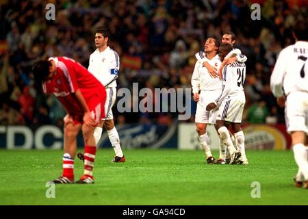 Football - UEFA Champions League - quart de finale - deuxième étape - Real Madrid / Bayern Munich.Les joueurs du Real Madrid célèbrent la victoire sur le Bayern Munich Banque D'Images