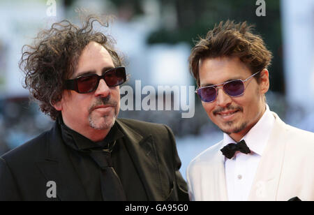 Tim Burton, directeur de la PB OUT, et Johnny Depp (R) arrivent à la première pour « The Nightmare Before Christmas 3-D », avant son prix Lifetime Achievement Award, au Festival du film de Venise en Italie. Banque D'Images