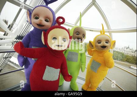 Les Teletubbies font un voyage sur le London Eye pour célébrer leur 10e année à la télévision. Banque D'Images