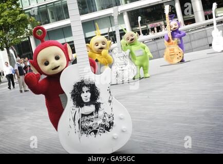 Les téletubbies marquent le 10e anniversaire.Les Teletobbies jouent avec les Guitars en dehors de la GLA, Londres pour célébrer leur 10e année à la télévision. Banque D'Images